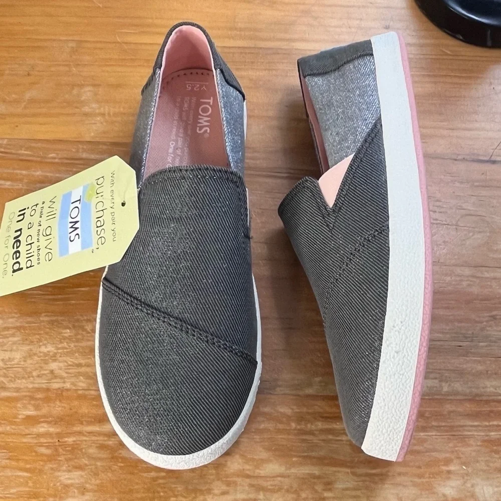 NWT TOMS Avalon Youth Slip On